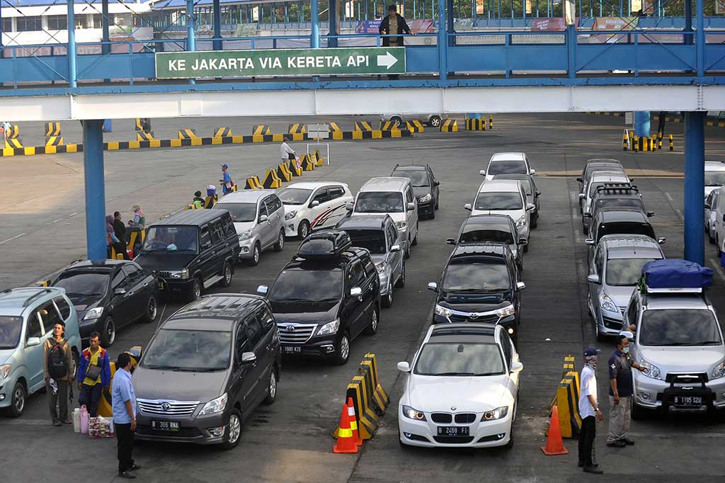 Sejumlah kendaraan pemudik yang akan menyeberang ke Pulau Sumatera mengantre masuk kapal ferry di Dermaga III Pelabuhan Merak, Banten.