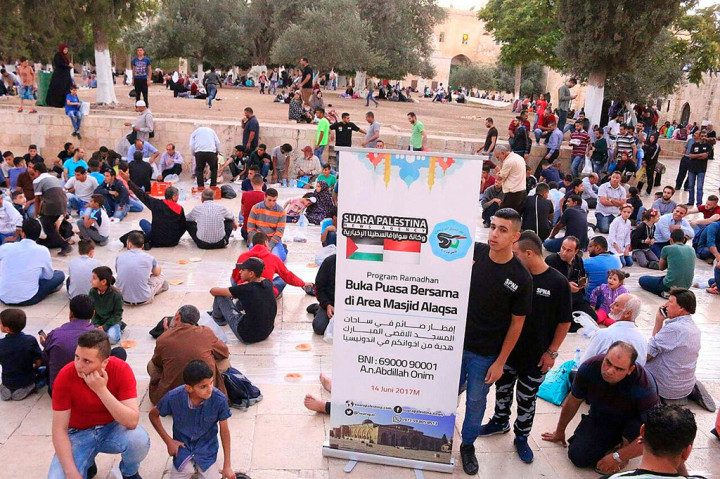 KBRI Amman menyebut pada awal Ramadan tahun ini ada larangan untuk berbuka puasa (iftar) di dalam kompleks Masjid Al-Aqsa, namun pada pekan kedua larangan tersebut dicabut, hingga akhirnya kegiatan buka bersama ini dapat terlaksana.