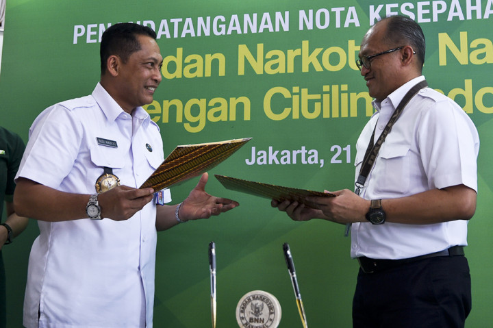 Direktur Utama Citilink Indonesia Juliandra Nurtjahtjo dan Kepala Badan Narkotika Nasional (BNN) Komjen Pol Budi Waseso menandatangani nota kesepahaman atau MoU di Bandara Halim Perdanakusuma, Jakarta.