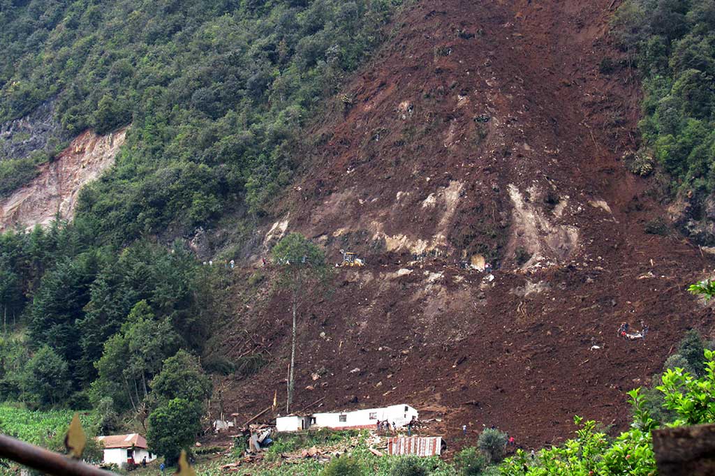 Tanah longsor melanda wilayah San Pedro Soloma, Departemen  Huehuetenango, Guatemala, dekat perbatasan dengan Meksiko, Selasa (20/6/2017) pagi waktu setempat.