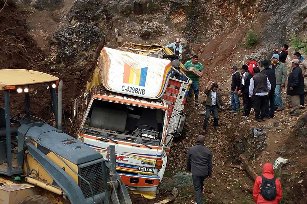 Tanah longsor yang disebabkan hujan lebat tersebut mengubur lima rumah, sebuah minibus dan sebuah truk.