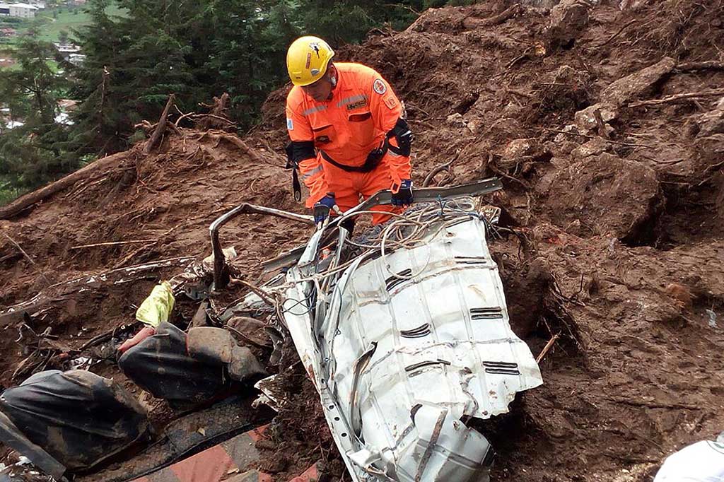 11 orang tewas, 10 diantaranya penumpang bus, dan belum jelas berapa banyak orang yang tinggal di rumah yang terkena dampak longsor.