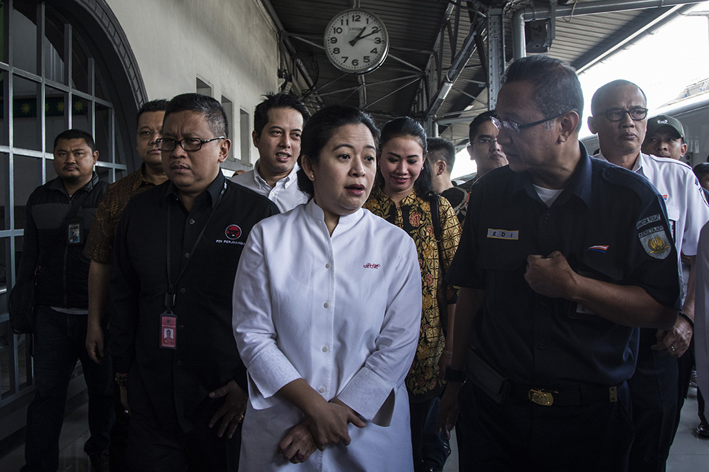 Menko Pembangunan Manusia dan Kebudayaan (PMK) Puan Maharani didampingi Sekjen PDI Perjuangan Hasto Kristiyanto berbicang dengan Dirut PT KAI Edi Sukmorosebelum melepas peserta Mudik Gotong Royong PDI Perjuangan dengan moda kereta api di Stasiun Pasar Senen, Jakarta.