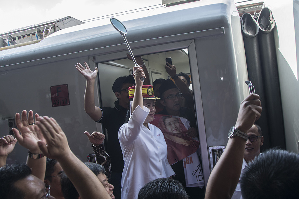 Menko Pembangunan Manusia dan Kebudayaan (PMK) Puan Maharani melepas peserta Mudik Gotong Royong PDI Perjuangan dengan moda kereta api di Stasiun Pasar Senen, Jakarta.