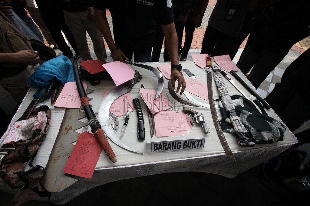 Polisi juga mengamankan sejumlah barang bukti berupa senjata tajam dan senjata api.