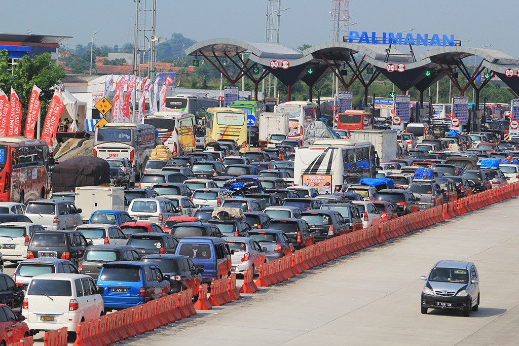 Sejumlah kendaraan pemudik memadati gerbang tol Cipali-Palimanan, Cirebon, Jawa Barat.