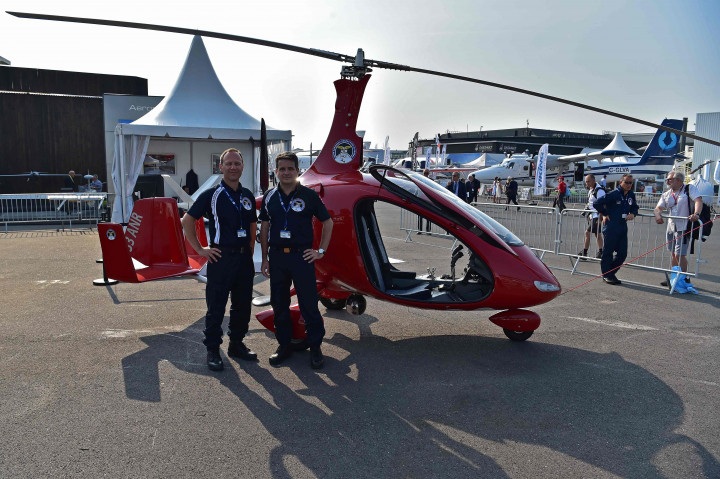 Perusahaan kereta api Prancis memamerkan helikopter ringan produknya. Helikopter ini digunakan untuk berpatroli di sepanjang jalur rel kereta api super cepat lintas negara Eropa. AFP PHOTO / CHRISTOPHE ARCHAMBAULT
