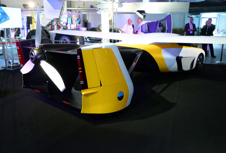 Purwarupa mobil terbang produksi Slovakia. Konsep mobil terbang sudah lama dirancang sebagai alternatif transportasi murah dan anti macet. AFP PHOTO / ERIC PIERMONT
