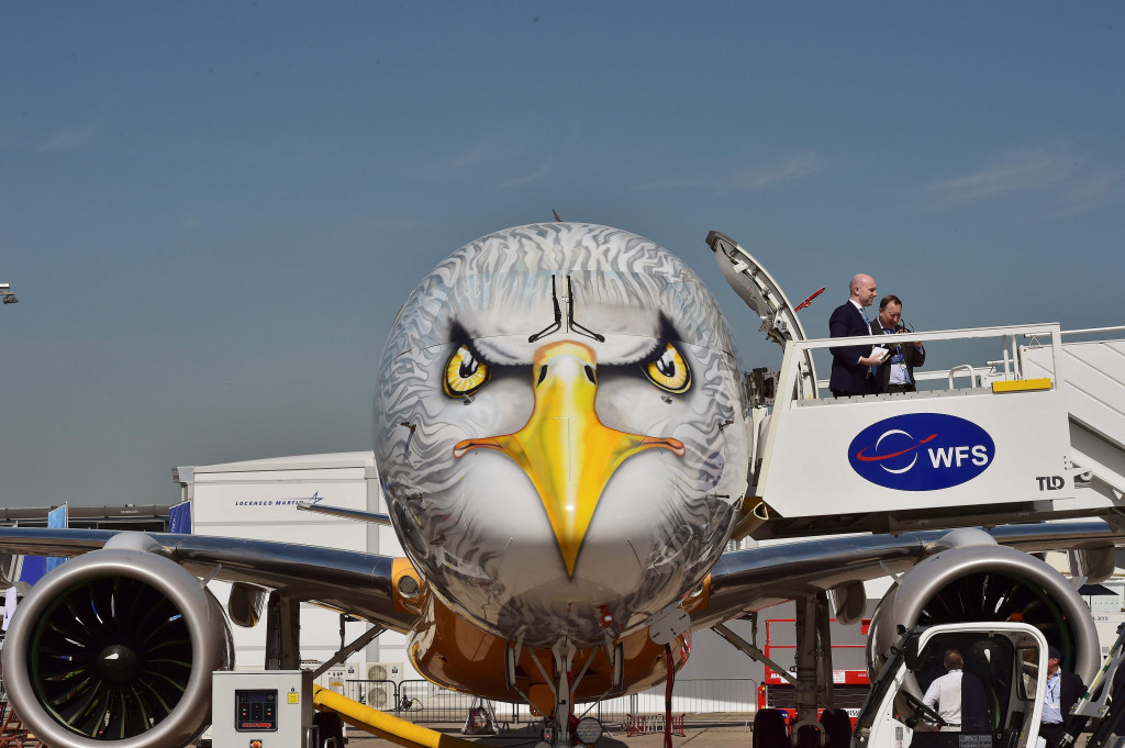Sebuah jet penumpang dari Embraer E195-E2 dibungkus stiker fullbody yang atraktif. Paris Air Show 2017 digelar di bandara Le Bourget yang terletak di luar Paris, Prancis. AFP PHOTO / CHRISTOPHE ARCHAMBAULT