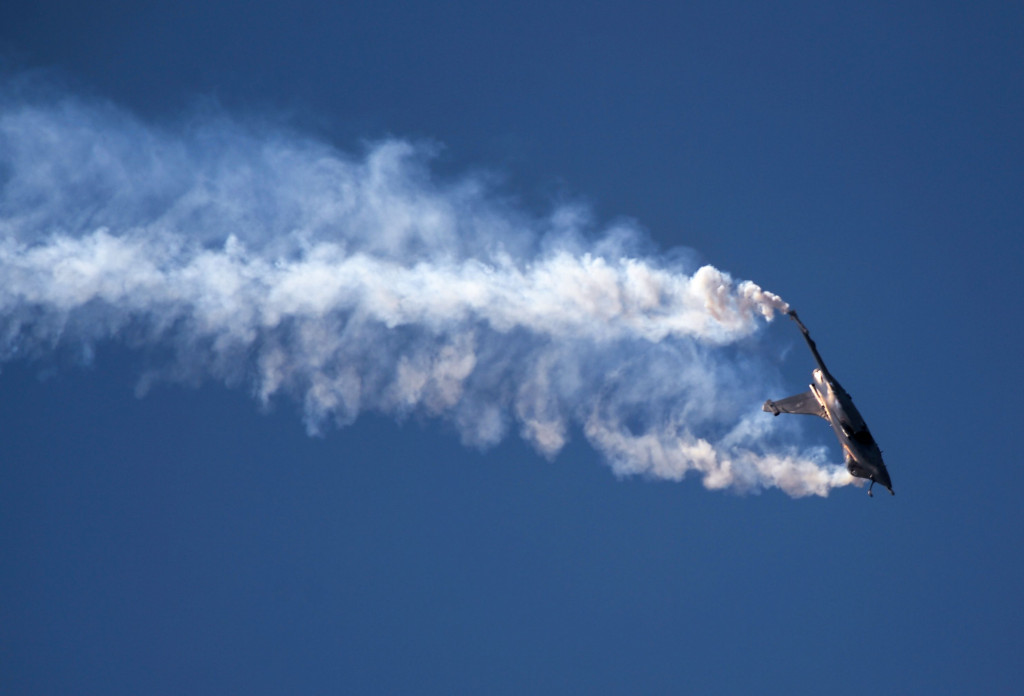 Jet tempur Rafale produksi Dassault Aviation memamerkan kemampuan bermanufer di udara. AFP PHOTO / ERIC PIERMONT