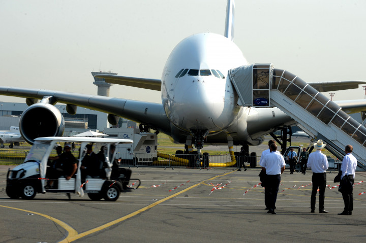 Airbus A380 yang saat ini merupakan pesawat terbang double decker dan terbesar di dunia tetap menjadi bintang pameran dirgantara raksasa ini. AFP PHOTO / ERIC PIERMONT
