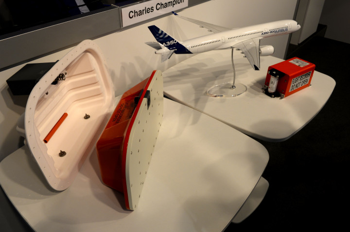 Airbus juga menampilkan blackbox dengan desain baru. Tiap unit pesawat produk Airbus akan dilengkapi dua macam kotak yang merekam data penting penerbangan, satu unit akan tetap menempel di badan pesawat dan satu akan terlepas ketika terjadi kecelakaan. AFP PHOTO / ERIC PIERMONT