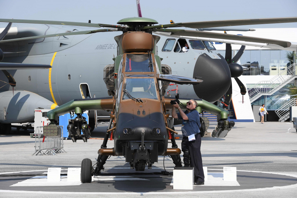 Helikopter tempur Tiger dan pesawat angkut militer raksasa A400M. Dua  produk Airbus ini mencoba menyaingi produk sejenis yang dibuat oleh Amerika Serikat dan saat ini digunakan militer di banyak negara. AFP PHOTO / CHRISTOPHE ARCHAMBAULT
