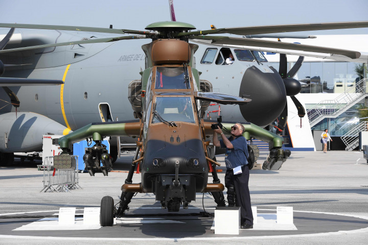 Helikopter tempur Tiger dan pesawat angkut militer raksasa A400M. Dua  produk Airbus ini mencoba menyaingi produk sejenis yang dibuat oleh Amerika Serikat dan saat ini digunakan militer di banyak negara. AFP PHOTO / CHRISTOPHE ARCHAMBAULT
