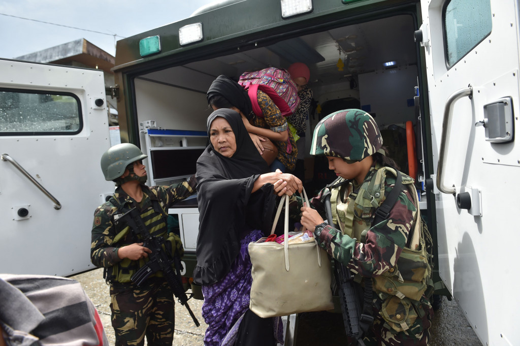 Pasukan militer Filipina mengungsikan warga menggunakan mobil lapis baja. Mayoritas warga Marawi adalah muslimin. 