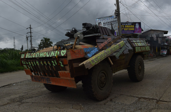 Patroli pasukan Filipina di pinggiran Marawi. Operasi militer besar-besaran dilakukan menyusul serbuan ratusan milisi Maute ke sebuah pos penjagaani di Pigkawayan. 