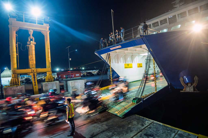 Pemudik sepeda motor memasuki kapal RoRo untuk menyeberangi Selat Sunda di Pelabuhan Merak, Banten.