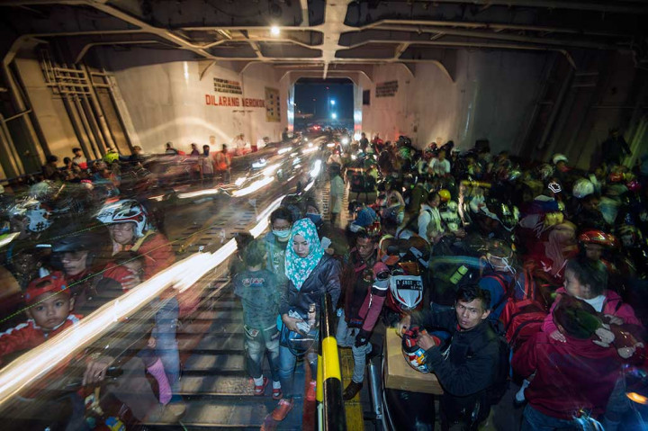 Para pemudik sepeda motor memilih malam hari dengan alasan agar tiba di Pelabuhan Bakauheni, Lampung pagi hari.