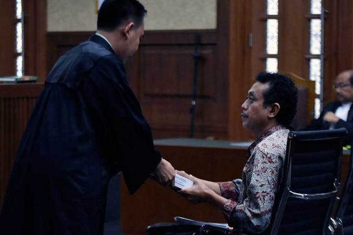 Handang dituntut 15 tahun penjara dan denda Rp750 juta subsuder enam bulan kurungan.