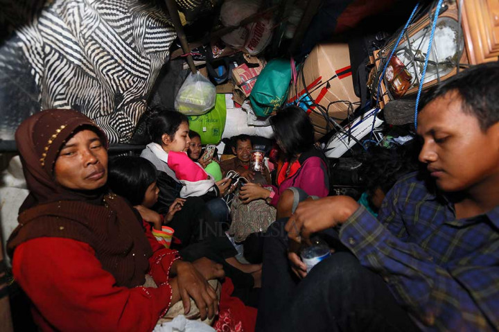 Pemudik rela berdesakan dengan membawa berbagai macam barang bawaan mulai dari perabotan rumah tangga, pakaian, dan oleh-oleh untuk sanak saudara sebagai hasil kerja keras mereka di Ibu Kota.