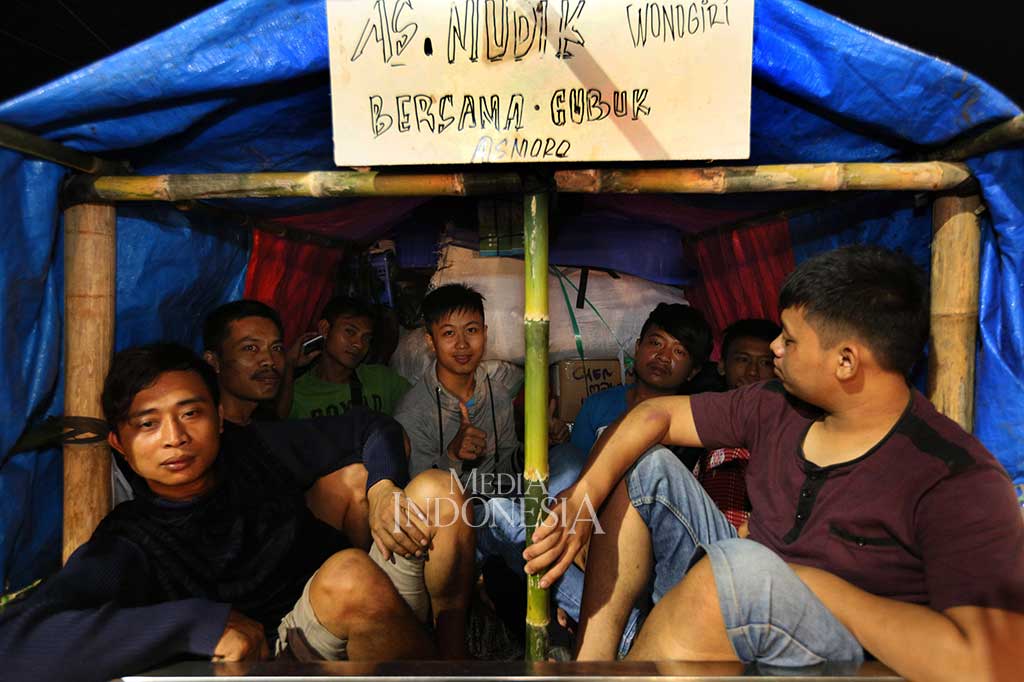 Rombongan pemudik tujuan Wonogiri, Jawa Tengah harus berbagi tempat di dalam mobil bak terbuka demi dapat merayakan Lebaran di kampung halaman.