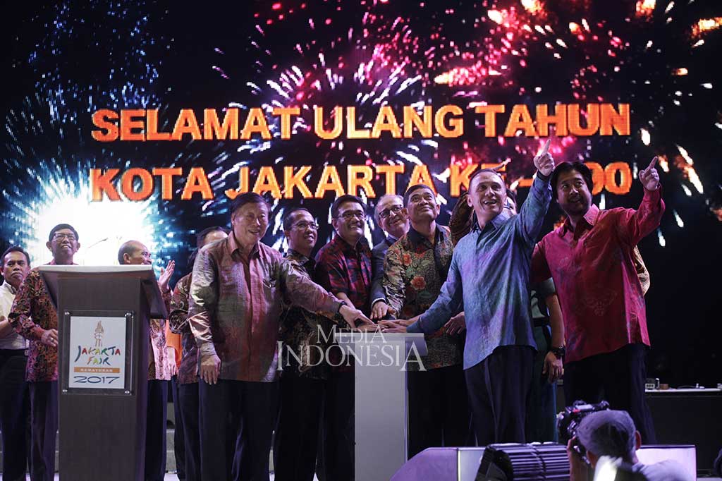 Gubernur DKI Jakarta Djarot Saiful Hidayat (tengah) bersama sejumlah pejabat terkait menekan tombol saat memperingati Hari Ulang Tahun Kota Jakarta yang ke-490 di arena Pekan Raya Jakarta (PRJ) 2017, Kemayoran, Jakarta, Rabu (21/6/2017) malam. MI/Arya Manggala