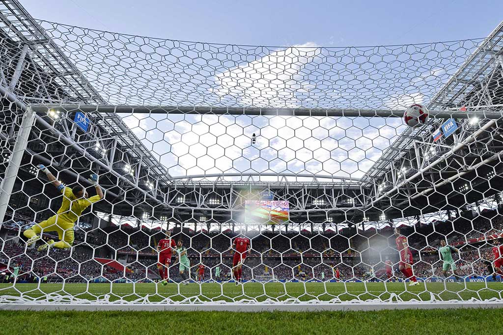 Portugal membuka keunggulan saat laga baru berjalan delapan menit lewat sundulan sang kapten Cristiano Ronaldo menyambut umpan silang Raphael Guerreiro.