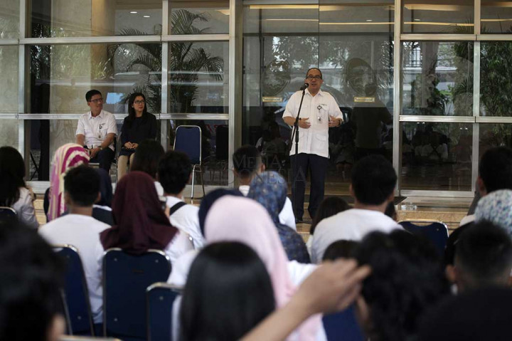 Direktur Utama Metro TV Suryopratomo (Tommy) memberikan sambutan sebelum melepas bus yang mengangkut peserta Mudik Bersama 2017 di Gedung Media Group, Kedoya, Jakarta Barat, Kamis (22/6/2017). Menurut Tommy, kegiatan tersebut bertujuan untuk memudahkan karyawan menuju kampung halaman dengan aman dan nyaman.
