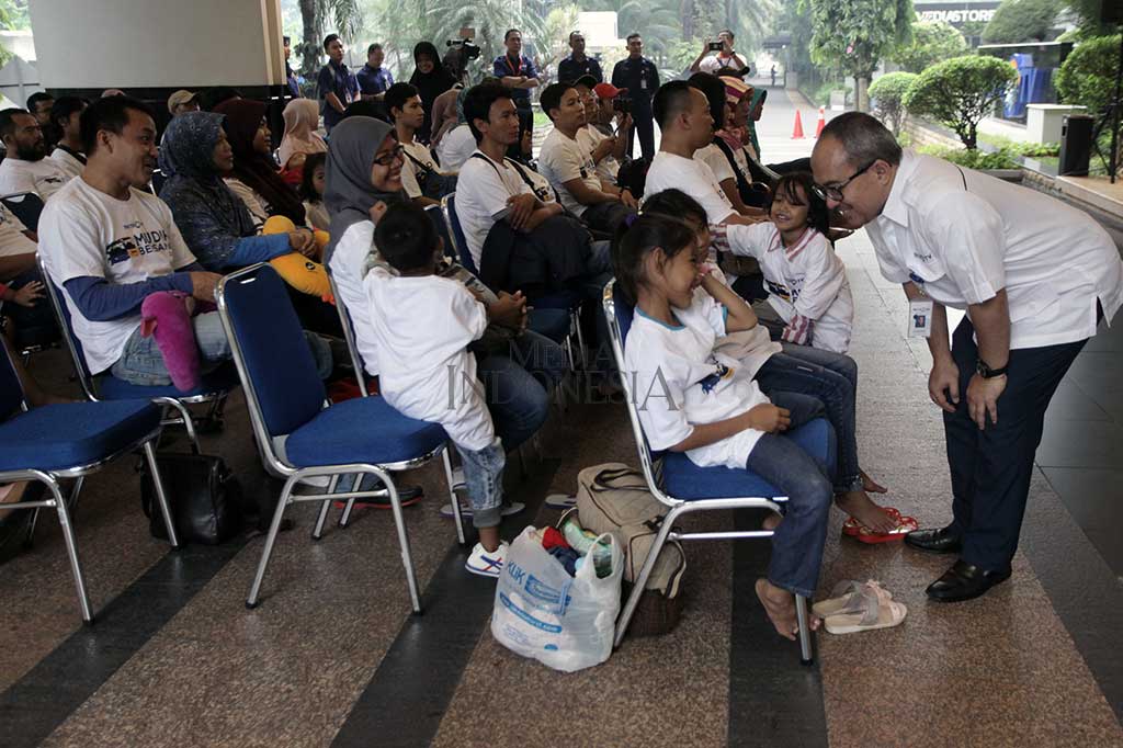 Direktur Utama Metro TV Suryopratomo berbincang dengan peserta Mudik Bersama Media Group 2017.