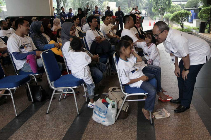 Direktur Utama Metro TV Suryopratomo berbincang dengan peserta Mudik Bersama Media Group 2017.