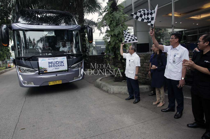 Direktur Utama Metro TV Suryopratomo melepas bus yang mengangkut peserta Mudik Bersama 2017. 