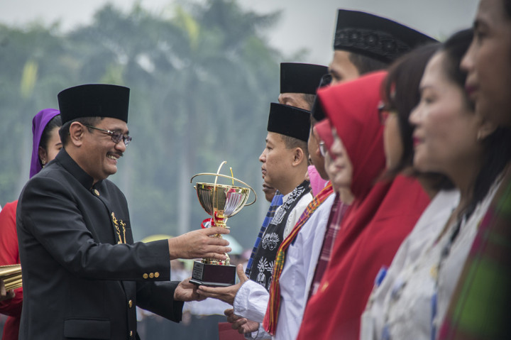 Gubernur DKI Jakarta Djarot Saiful Hidayat memberikan penghargaan kepada sejumlah pegawai Pemprov DKI Jakarta ketika upacara peringatan HUT DKI Jakarta ke-490 di Monas, Jakarta, Kamis (22/6/2017).