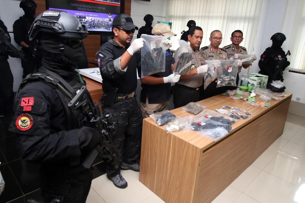 Kepala Divisi Humas Polri Irjen Setyo Wasisto (ketiga kanan) bersama Kepala Biro Penerangan Masyarakat Polri Brigjen Rikwanto (keempat kanan) dan Kabagpenum Divisi Humas Polri Kombes Martinus Sitompul (kedua kanan) menunjukkan barang bukti saat rilis pengungkapan kasus bom Kampung Melayu, di Jakarta, Kamis (22/6/2017).