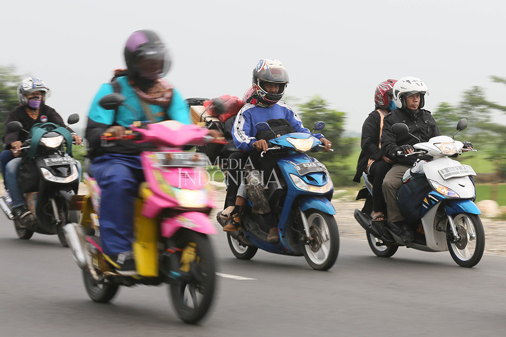 Para pemudik sepeda motor mulai melewati jalur pantura kawasan Cirebon, Jawa Barat, Kamis (22/6/2017).