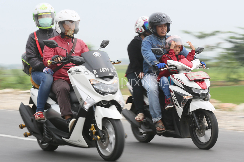 Para pemudik sepeda motor mulai melewati jalur pantura kawasan Cirebon, Jawa Barat, Kamis (22/6/2017).