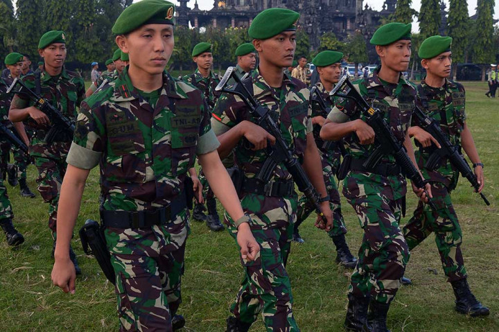 Personel TNI bersiap mengikuti gelar pasukan pengamanan kedatangan mantan Presiden Amerika Serikat, Barack Obama, di Monumen Bajra Sandhi Renon, Bali, Jumat (23/6/2017). ANTARA/Wira Suryantala