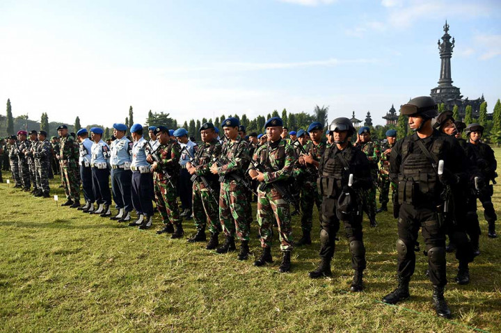 Apel gelar pasukan pengamanan dikuti ratusan personel gabungan dari Polda Bali, TNI AD, AL, dan AU serta beberapa petugas pengamanan presiden atau Paspampres. AFP/Sonny Tumbelaka