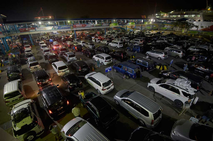 Pemudik dengan mobil pribadi antre menuju kapal 'Roll on-Roll off' (RoRo) untuk menyeberangi Selat Sunda di Pelabuhan Merak, Banten, Jumat (23/6/2017).