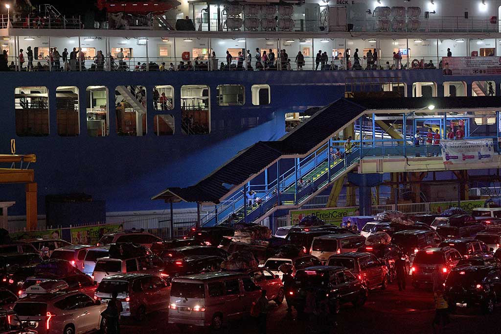 Pada H-2 Lebaran, Pelabuhan Merak dipadati para pemudik baik yang menggunakan sepeda motor, bus, maupun mobil pribadi. 
