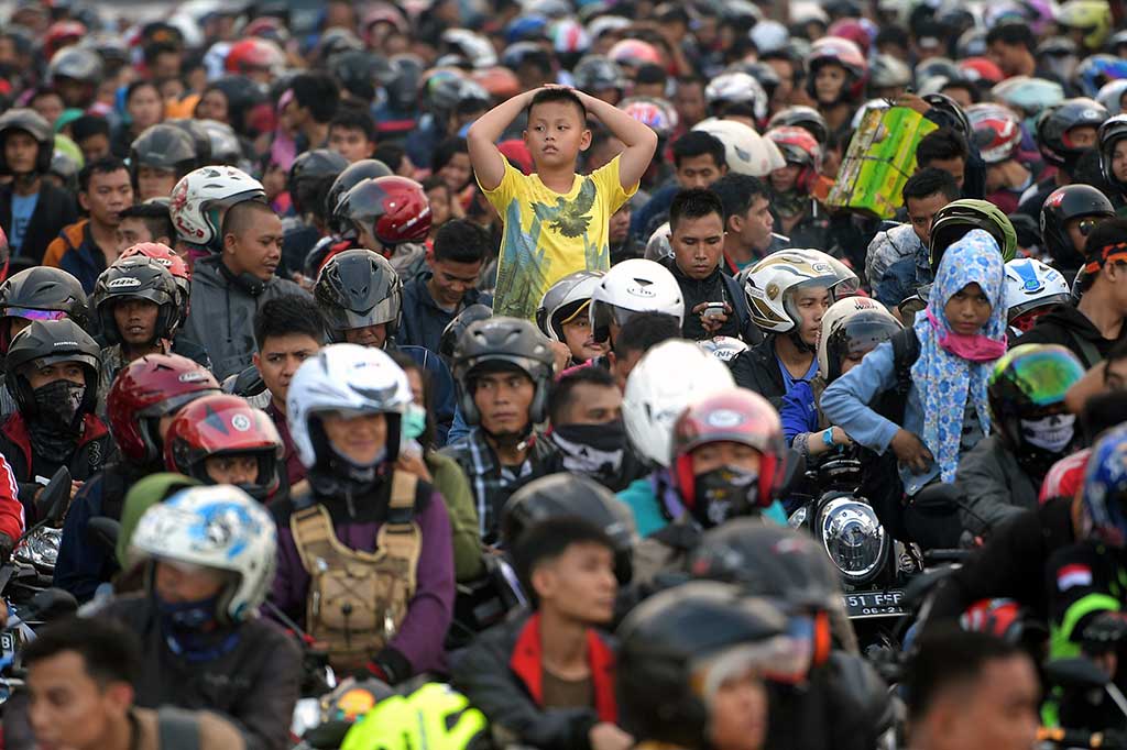 Pemudik sepeda motor menunggu kapal RoRo untuk menyeberangi Selat Sunda di Pelabuhan Merak.