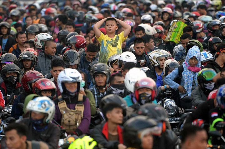 Pemudik sepeda motor menunggu kapal RoRo untuk menyeberangi Selat Sunda di Pelabuhan Merak.