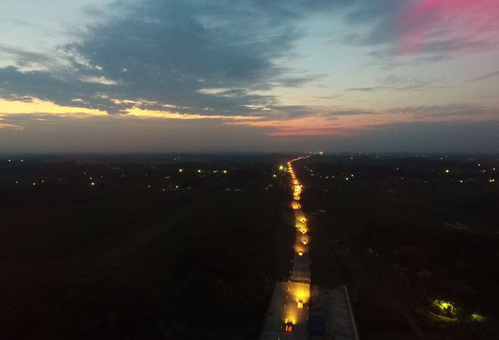 Fajar di jalur tol fungsional selepas exit tol Brebes-Timur. 