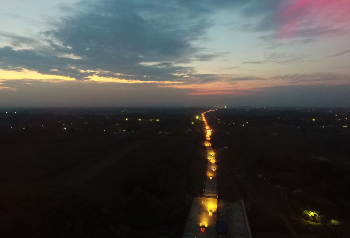 Fajar di jalur tol fungsional selepas exit tol Brebes-Timur. 