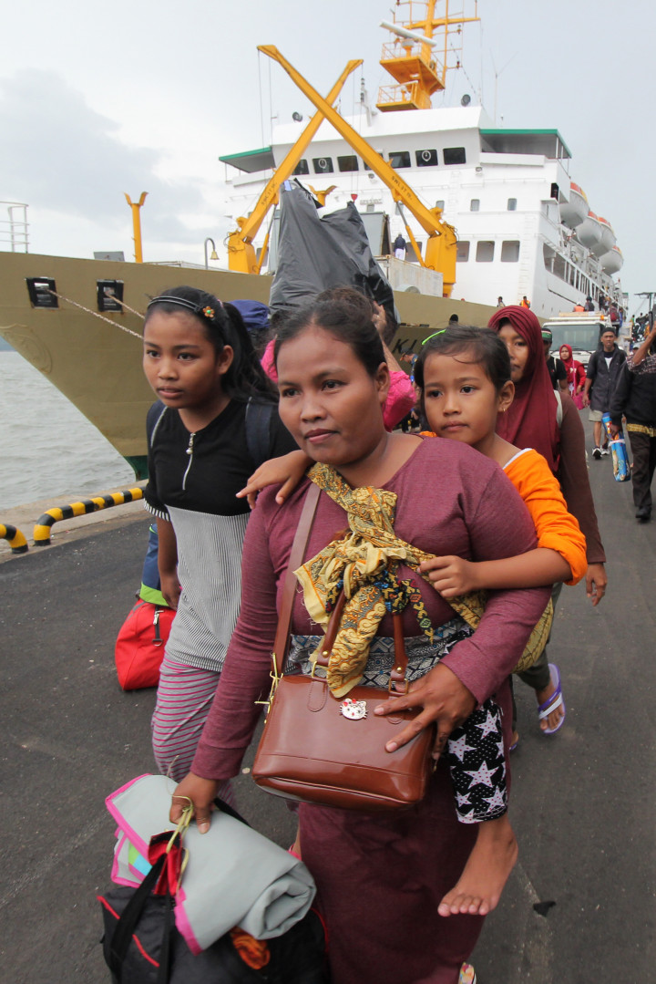 Pemudik lebaran turun dari KM Bukit Raya di Dermaga Jamrud Utara, Pelabuhan Tanjung Perak, Surabaya. Pada lebaran tahun ini jumlah penumpang di pelabuhan yang jadi gerbang masuk dari Indonesia Timur ke Jawa, Bali, Lombok dan Sumatera ini berjumlah  9.018 (naik), 47.382 (turun) dan 8.316 (lanjutan). ANTARA FOTO/Didik Suhartono