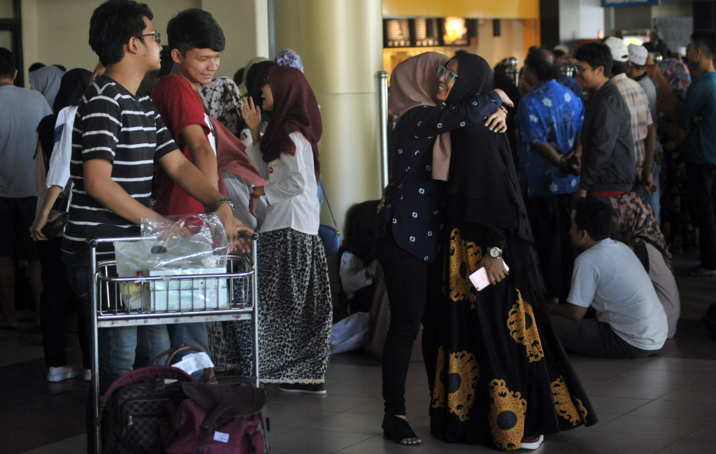 Pemudik disambut keluarganya di terminal kedatangan Bandara Internasional Minangkabau (BIM), Padangpariaman, Sumatra Barat. Jumlah penumpang selama arus mudik dan balik di sini diperkirakan mencapai 42 ribu orang. ANTARA FOTO/Iggoy el Fitra