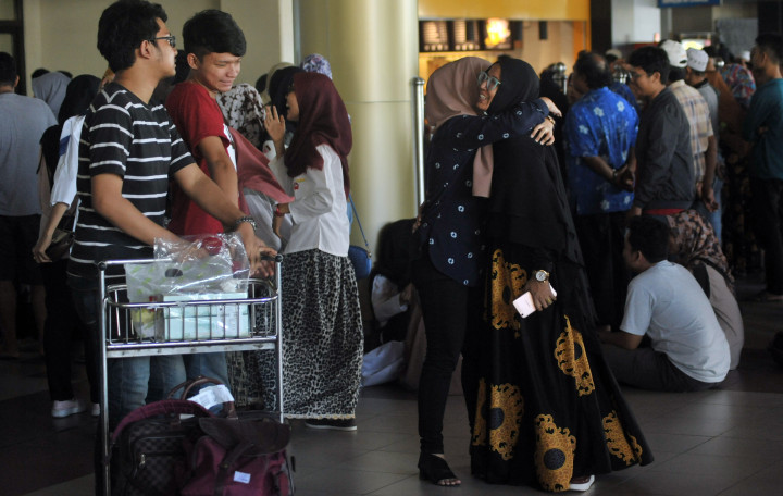 Pemudik disambut keluarganya di terminal kedatangan Bandara Internasional Minangkabau (BIM), Padangpariaman, Sumatra Barat. Jumlah penumpang selama arus mudik dan balik di sini diperkirakan mencapai 42 ribu orang. ANTARA FOTO/Iggoy el Fitra