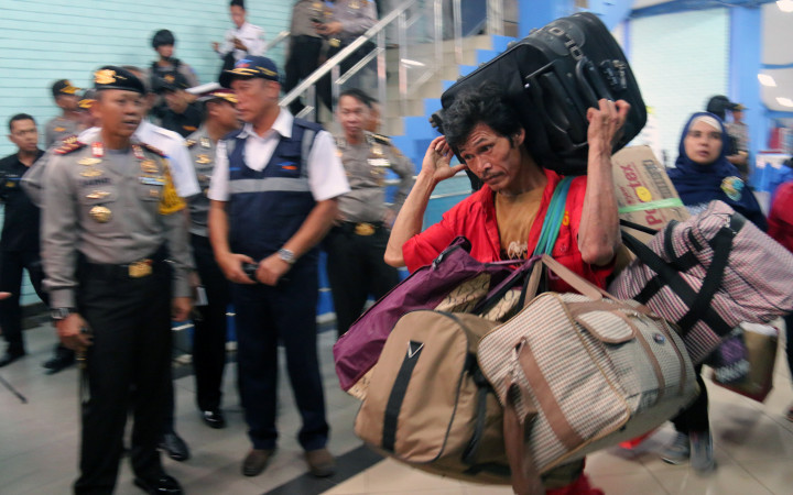 Seorang porter di pelabuhan Bakauheni Lampung, membawa barang bawaan pemudik lebaran. Puncak arus mudik di pelabuhan itu terjadi pada H-3 malam. ANTARA FOTO/Ardiansyah
