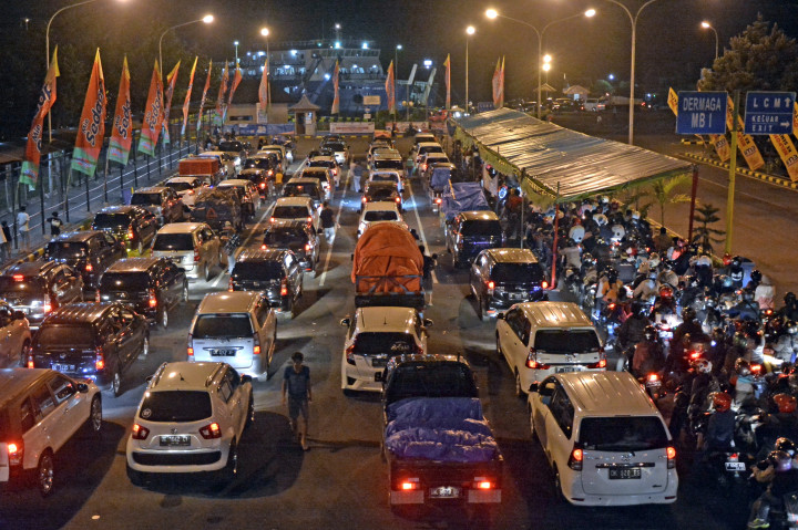 Antrian kendaraan yang hendak menyeberang ke Banyuwangi di Pelabuhan Gilimanuk, Jembrana, Bali, Jumat (23/6/2017) dini hari. Pelabuhan penyeberangan ini gerbang bagi pemudik asal Bali, Lombok dan NTT untuk menuju Jawa, Sumatera dan Kalimantan. ANTARA FOTO/Fikri Yusuf