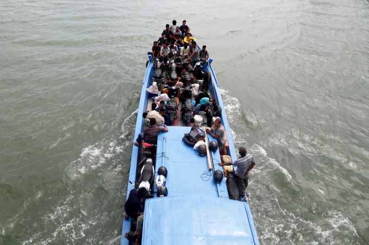 Kapal nelayan yang penuh pemudik lebaran di Ulee Lheu, Aceh. Kecuali di Pulau Weh, mayoritas pemudik dari pulau lain masih menumpang kapal nelayan karena terbatasnya jumlah kapal penyeberangan. ANTARA FOTO/Irwansyah Putra