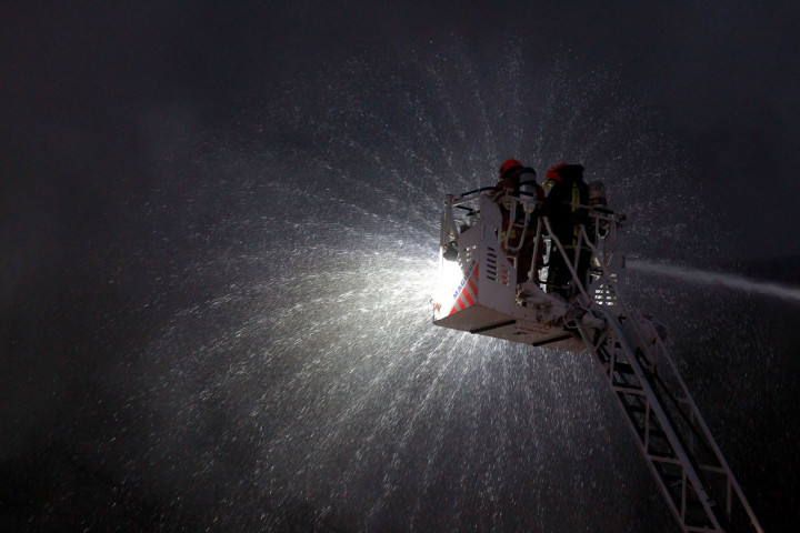 Sedemikian besar api dan luasnya tempat yang terbakar, sebanyak 85 mobil pemadam dengan 500-an petugas dikerahkan ke lapangan. 